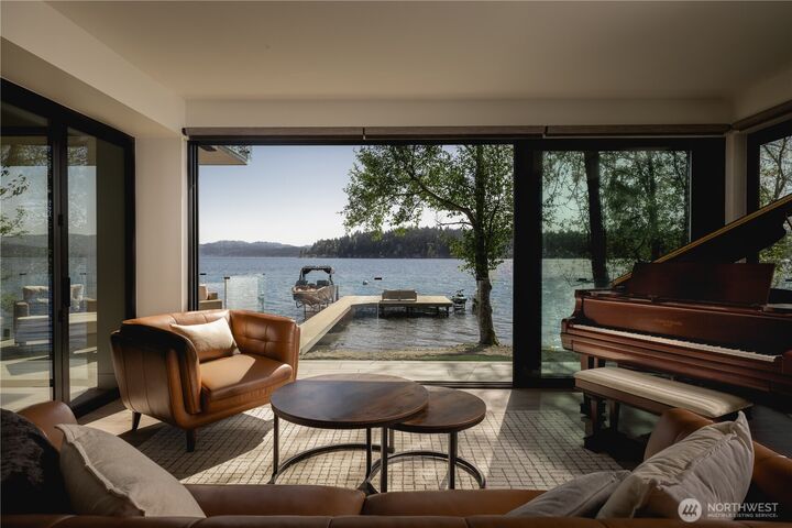 Property Photo:  3101 E Lake Sammamish Parkway NE  WA 98074 