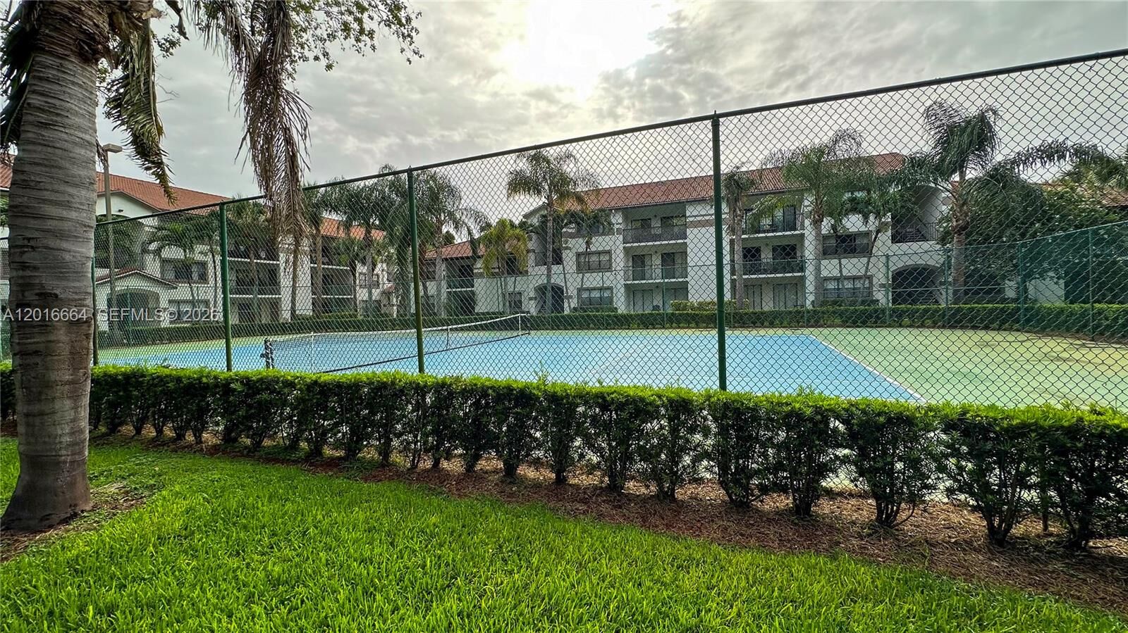 Property Photo:  530 S Park Rd 12-11  FL 33021 