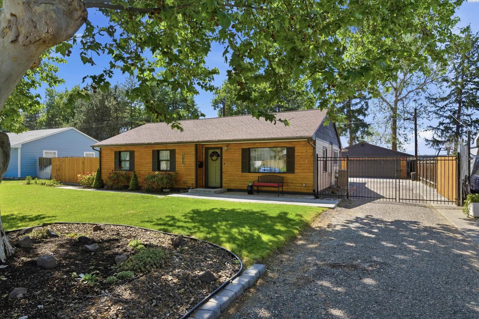 Property Photo:  1323 Cottonwood Dr  WA 99354 