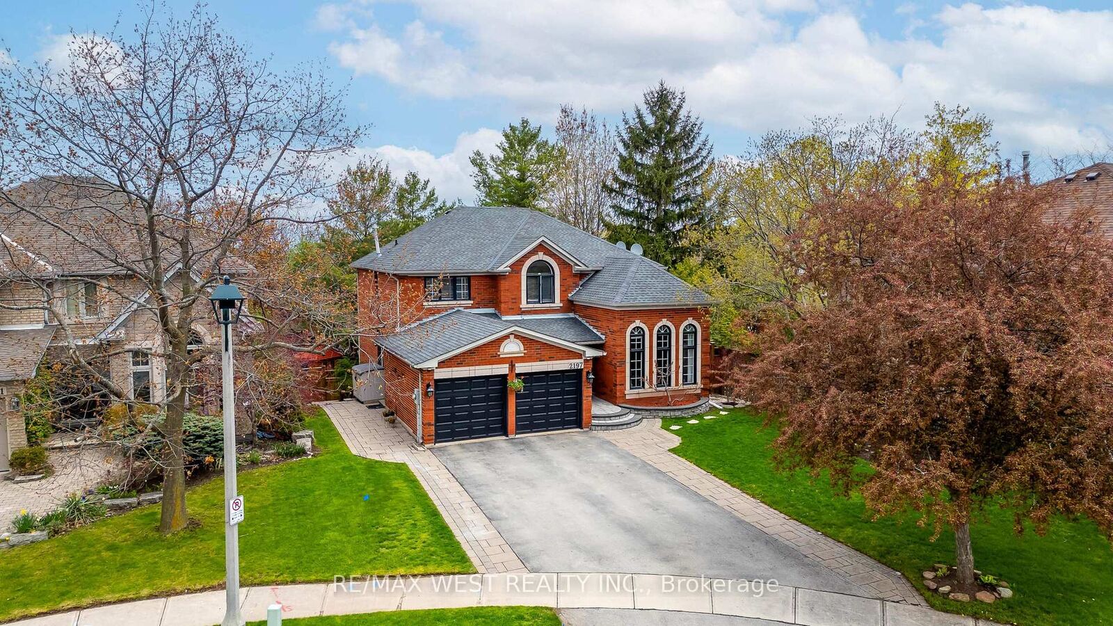 Property Photo: 2197 Shaftesbury Court ON L6H 6C6