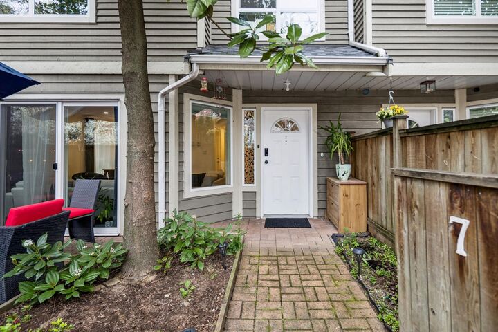 Property Photo:  848 W 16th Street 7  BC V7P 1R3 