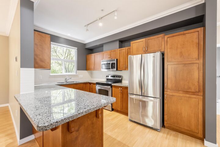 Property Photo:  33338 E Bourquin Crescent 107  BC V2S 1Y1 