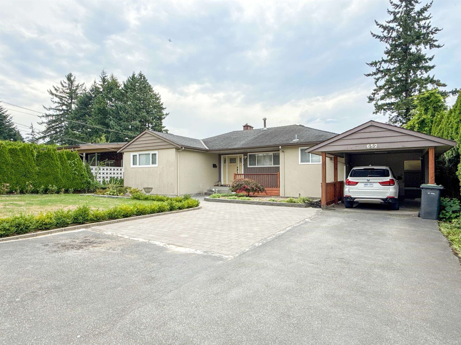 Property Photo:  652 Shaw Avenue  BC V3K 2R6 