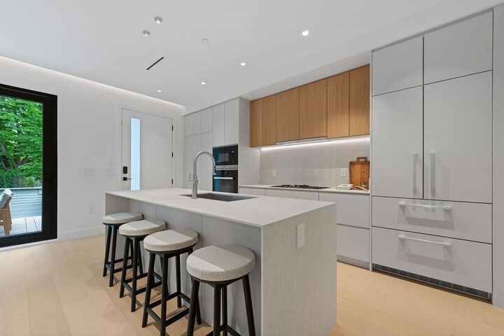 Property Photo:  2926 W 12th Avenue 1  BC V6K 2R3 