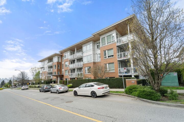 Property Photo:  717 Chesterfield Avenue 101  BC V7M 3L8 