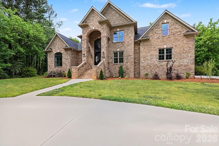 Property Photo: 209 E Glenview Drive NC 28147