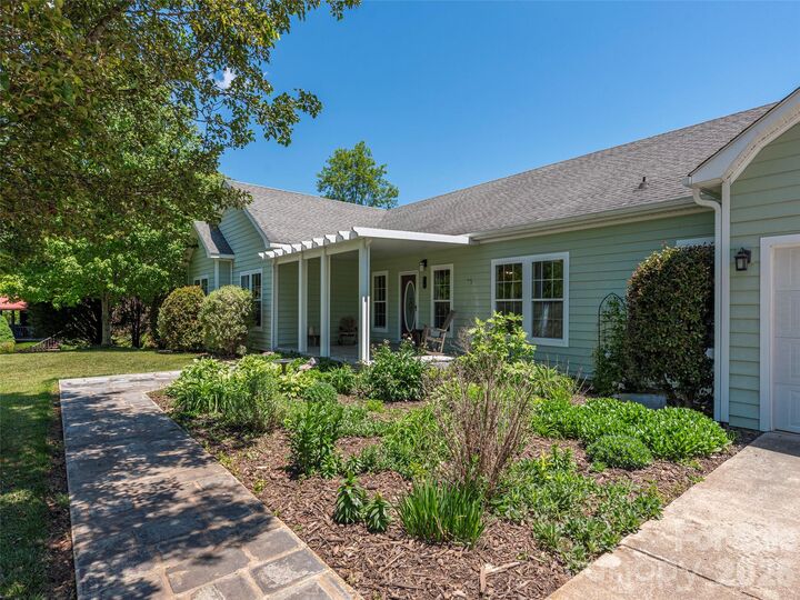 Property Photo:  16 Chinaberry Court  NC 28785 