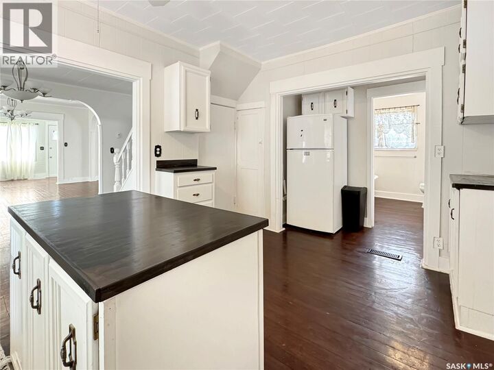 Property Photo:  405 Railway Avenue  SK S0M 0N0 