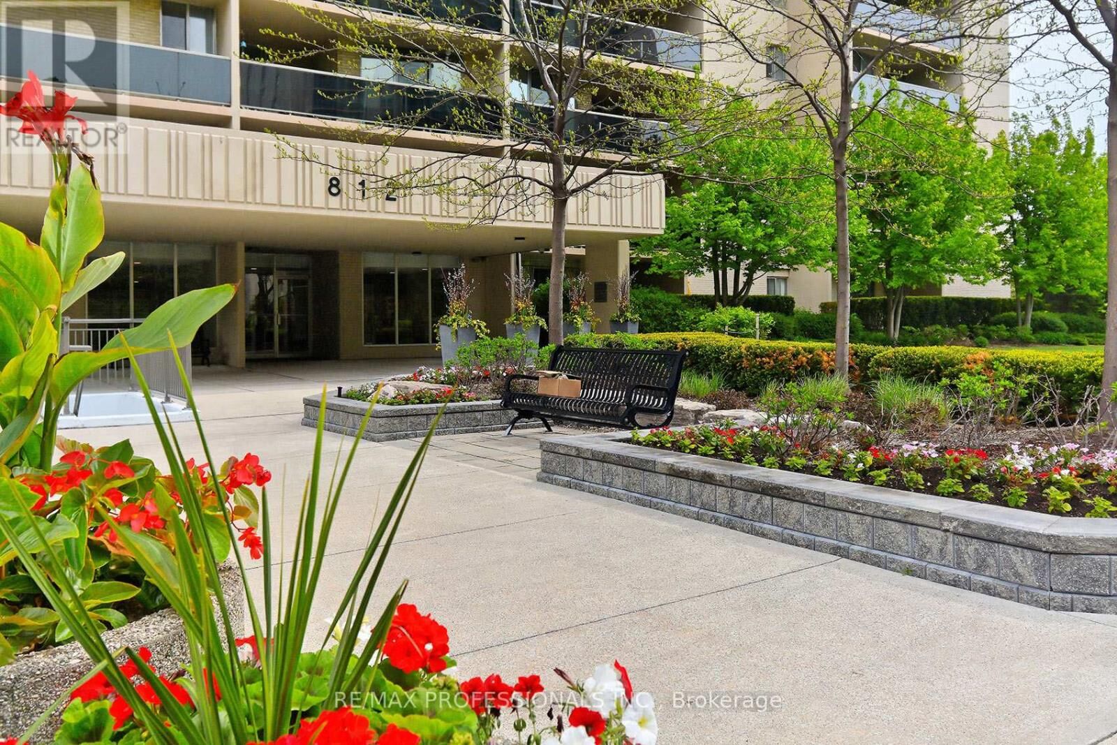 Property Photo:  812 Burnhamthorpe Road 1504  ON M9C 4W1 