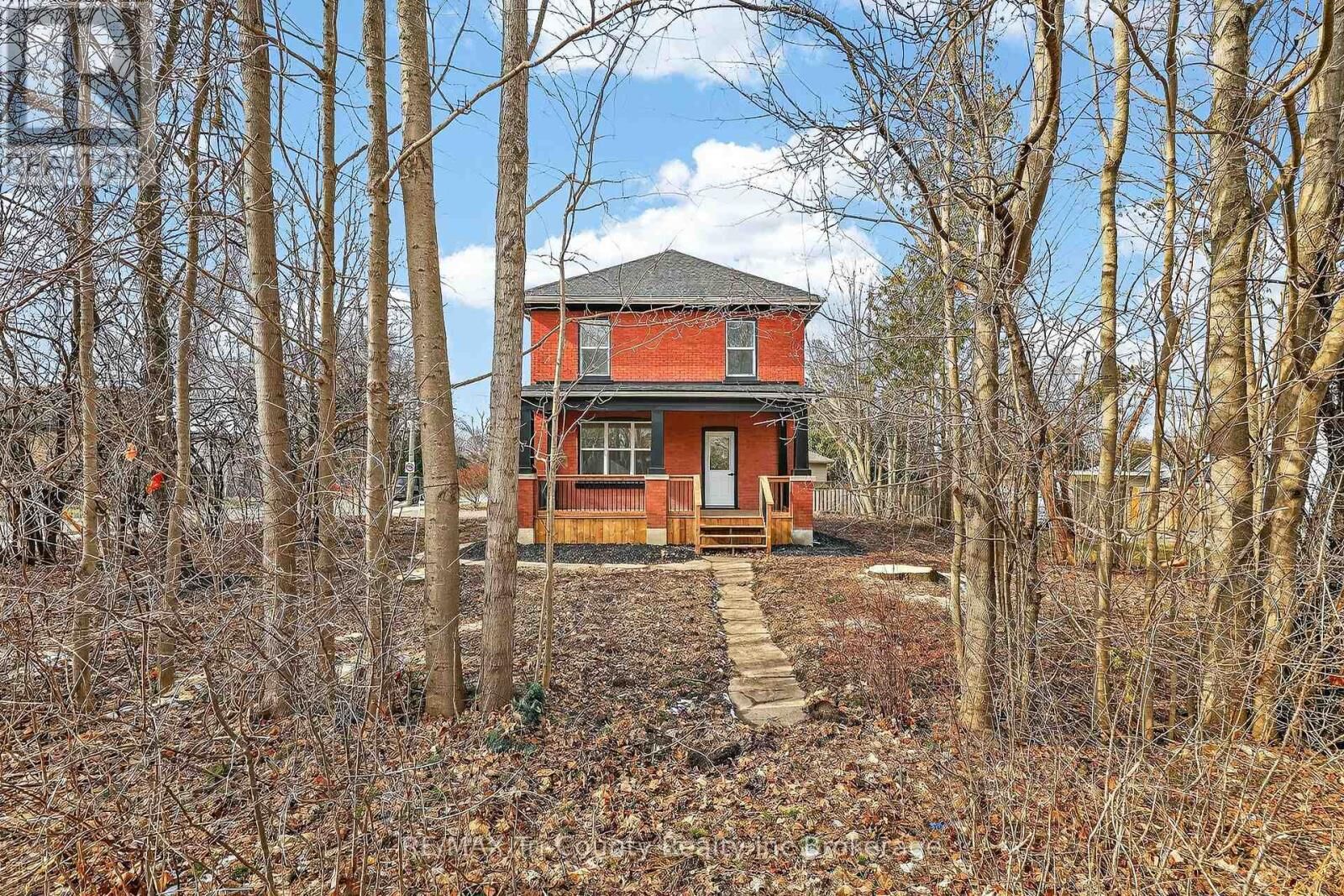 Property Photo:  394 Wellington Street  ON N5C 1T6 