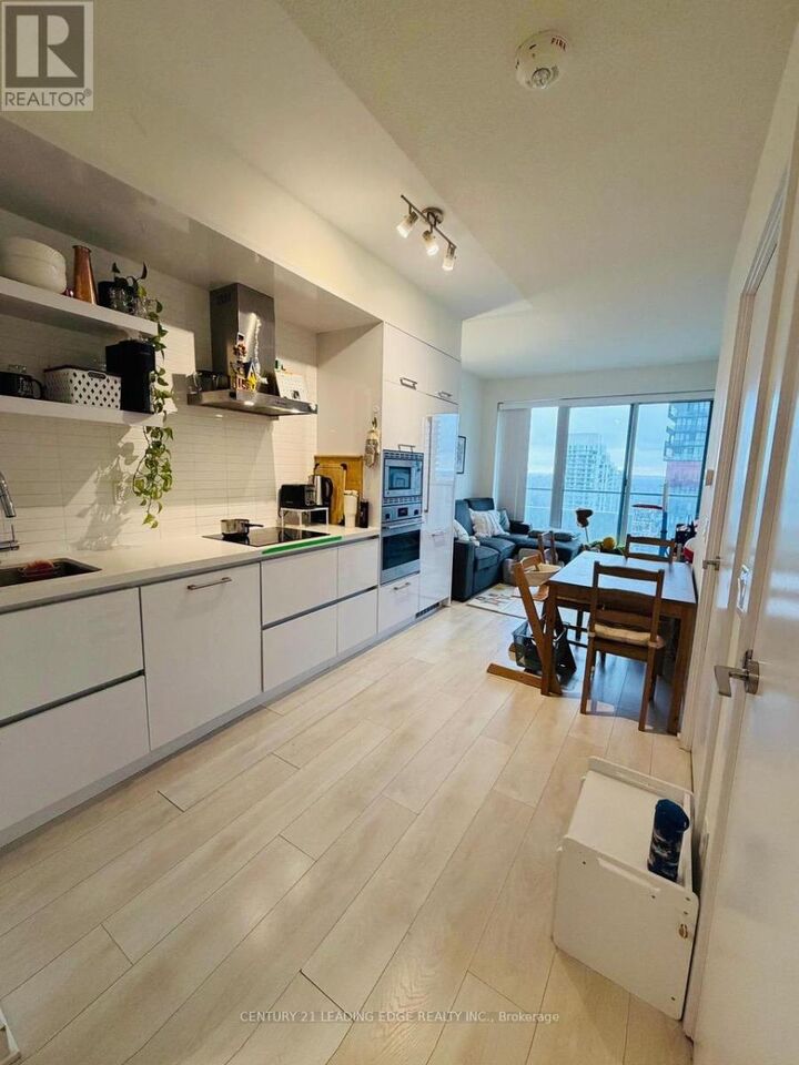 Property Photo:  2221 Yonge Street 2810  ON M4S 2B5 