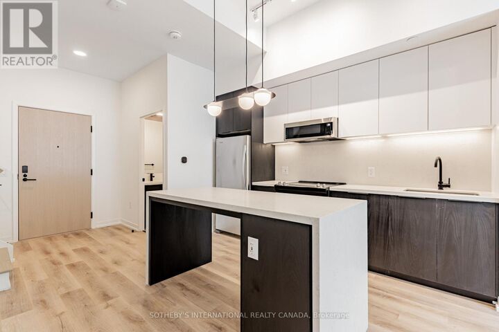 Property Photo:  5 York Garden Way Th#101  ON M6A 2V1 