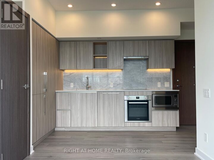 Property Photo:  19 Bathurst Street 3205  ON M5V 0N2 