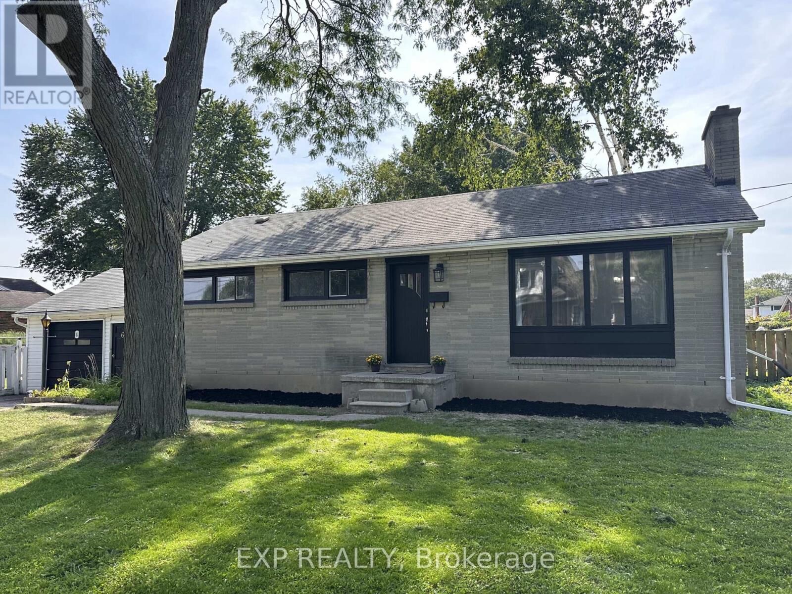 Property Photo:  6 Woodland Acres West  ON K8N 4K1 
