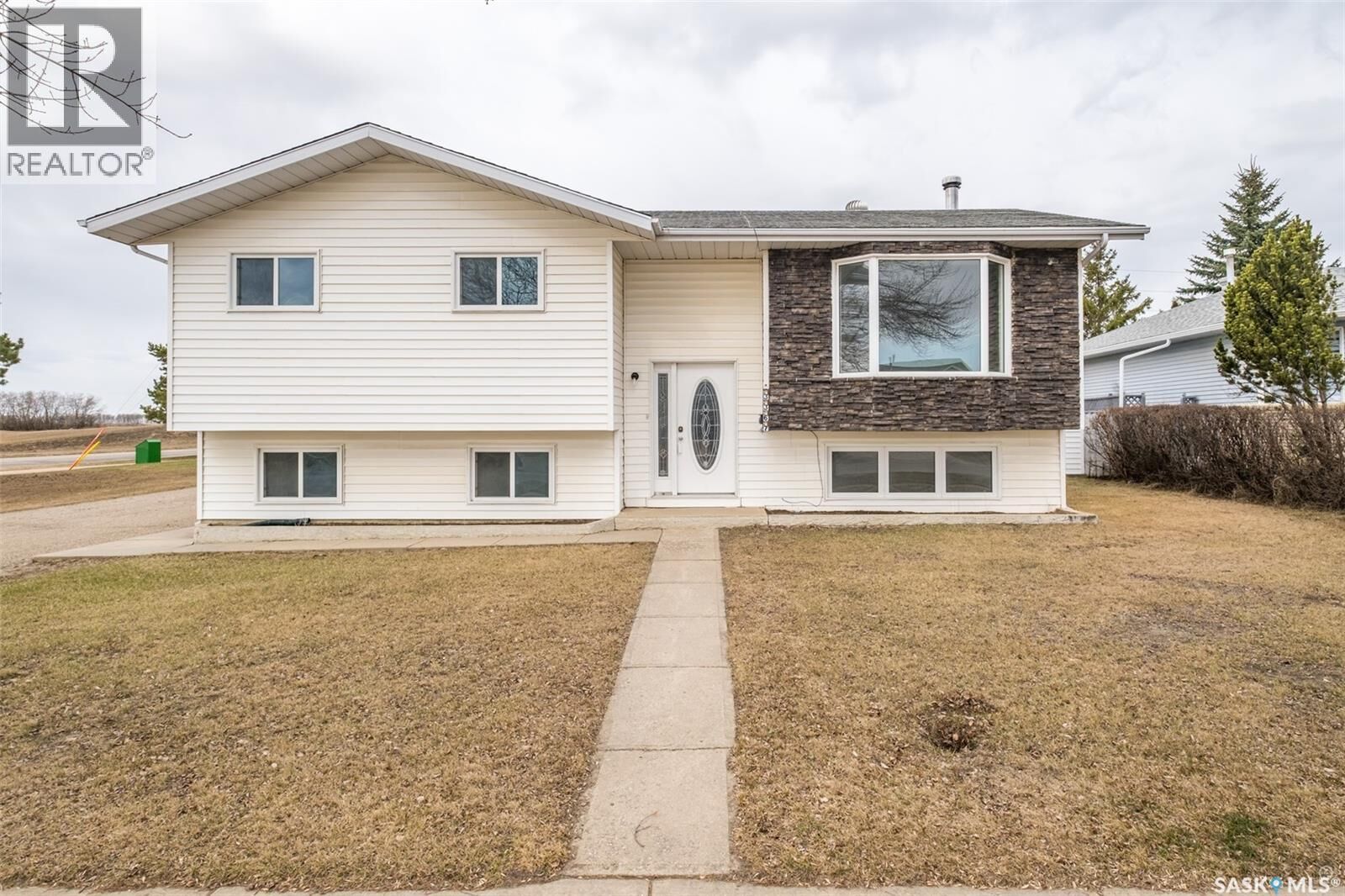 Property Photo:  3367 15th Avenue E  SK S6V 7V3 