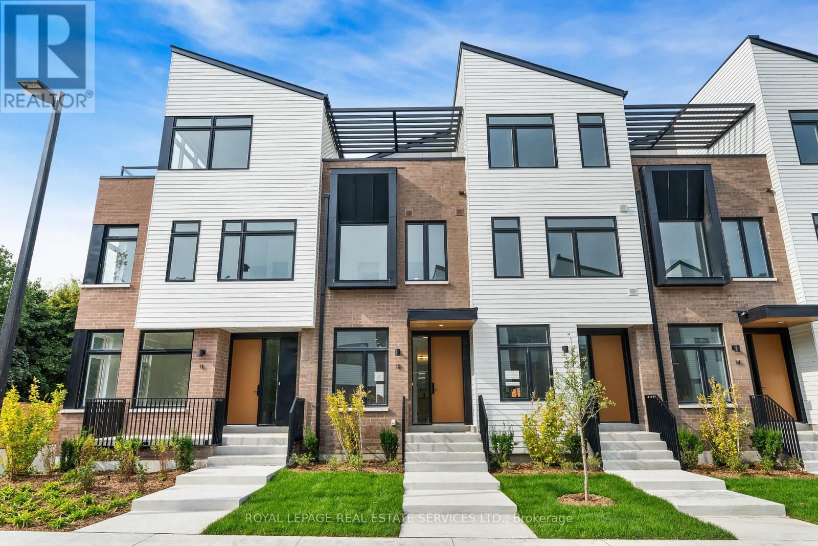 Property Photo:  20 Lou Parsons Way 12  ON L5H 0B2 