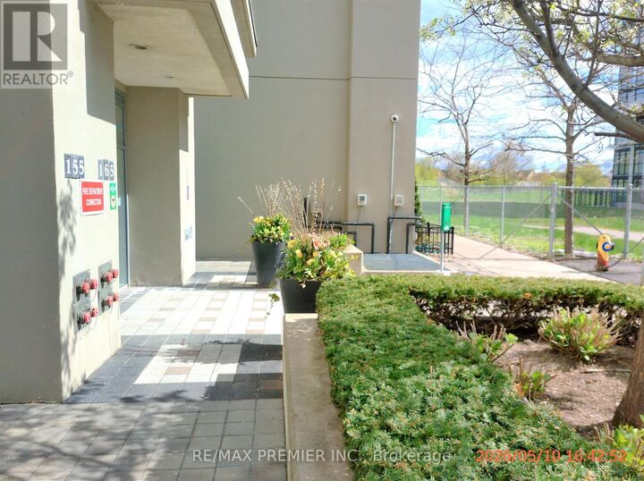 Property Photo:  165 Legion Road North 1525  ON M8Y 0B3 