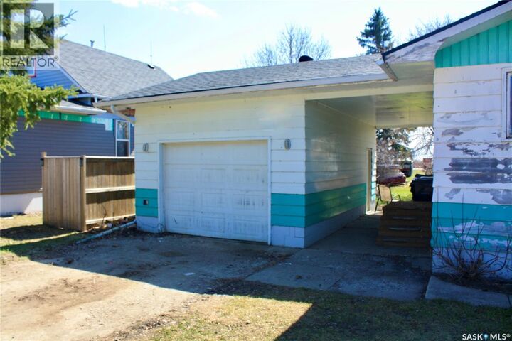 Property Photo:  209 2nd Avenue  SK S0K 0C0 
