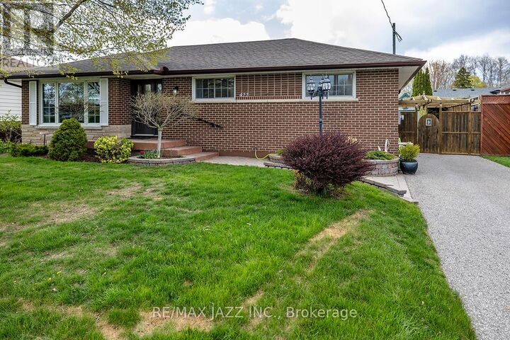 Property Photo:  422 Glenalan Avenue  ON L1J 3L1 