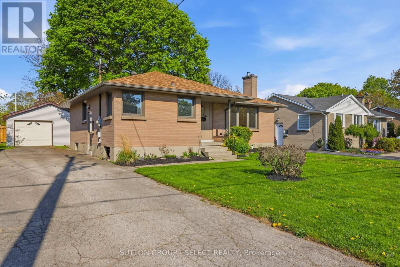 Property Photo:  196 Dawn Drive  ON N5W 4X1 