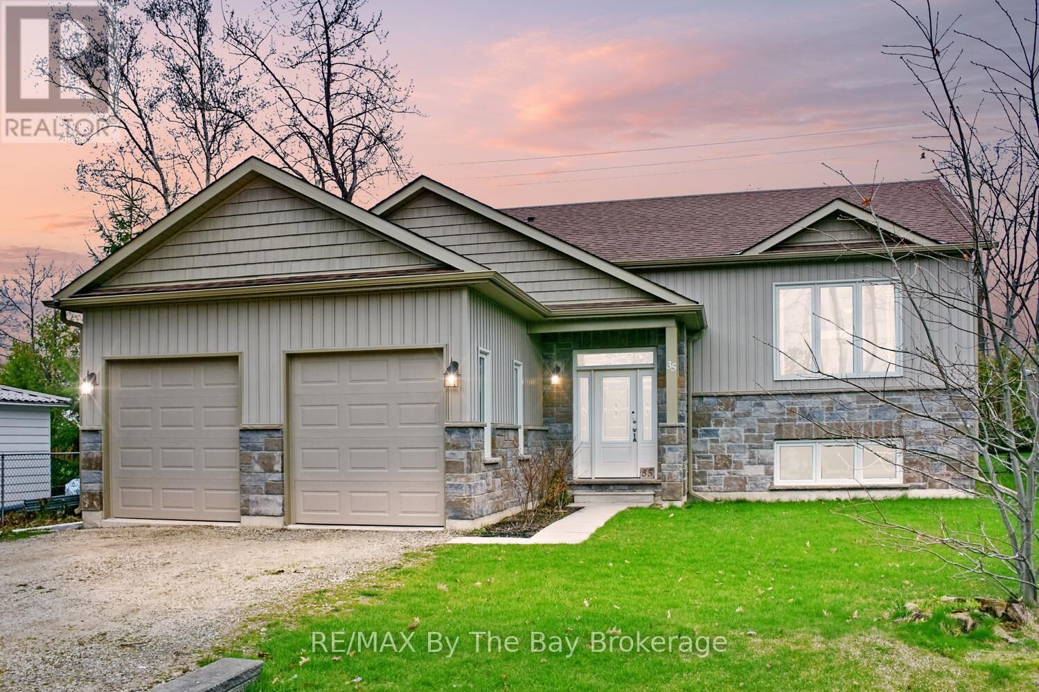 Property Photo:  35 Edgewater Road  ON L9Z 2W5 