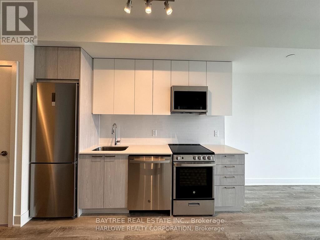 Property Photo:  185 Deerfield Road 812  ON L3Y 0G7 