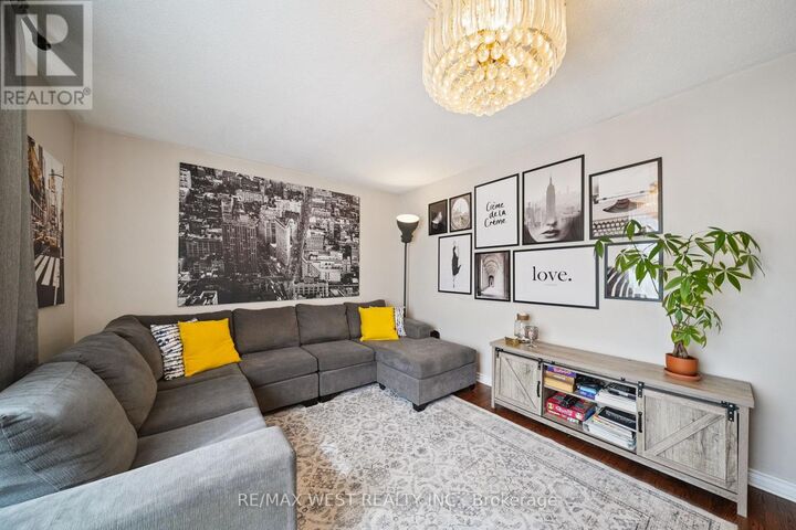 Property Photo:  2 Lisburn Crescent  ON M2J 2Z5 