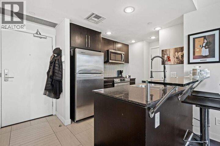 Property Photo:  633 Kinghorne Mews 806  BC V6Z 3H3 