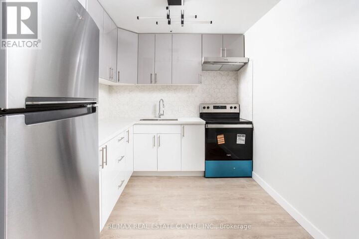 Property Photo:  5 Hill Heights Road East 205  ON M8Y 1Y9 
