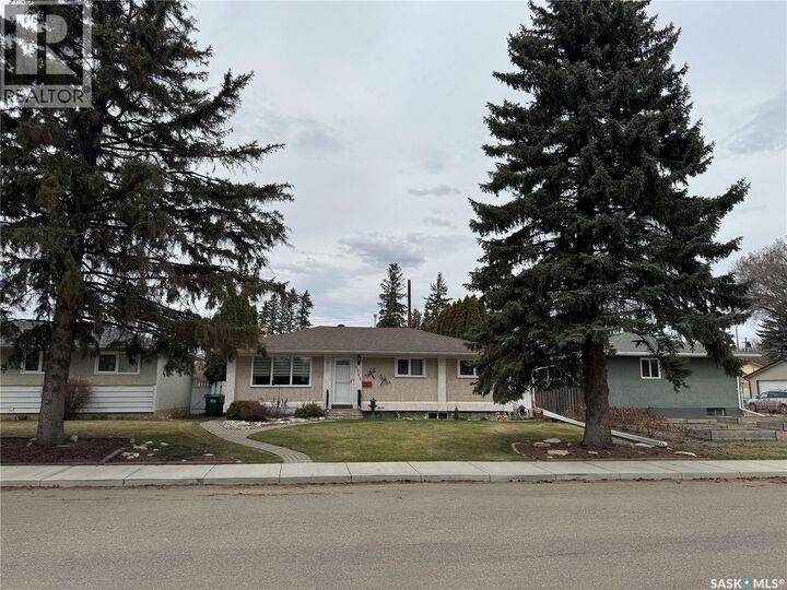 Property Photo:  2504 Tomlinson Crescent  SK S7L 3N2 