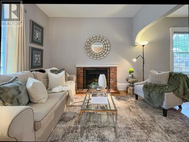 Property Photo:  11 Freeman Street  ON M1N 2B7 