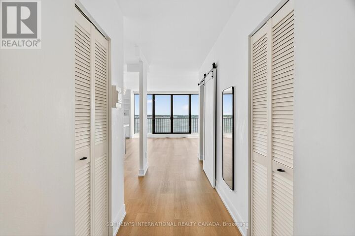Property Photo:  33 Harbour Square 1423  ON M5J 2G2 