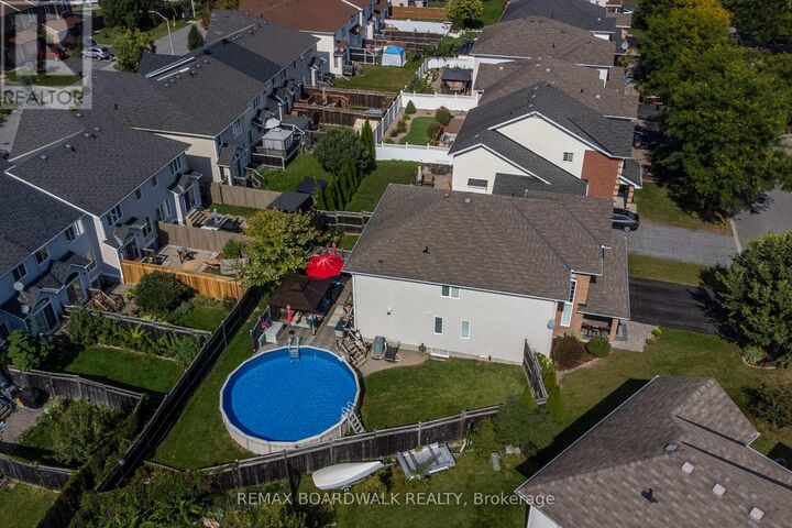 Property Photo:  85 Woliston Crescent  ON K2W 1G2 
