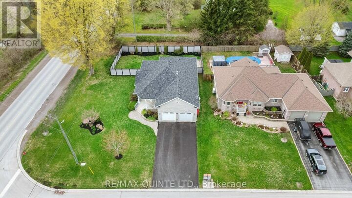 Property Photo:  2 Applecrest Lane  ON K8V 5P4 