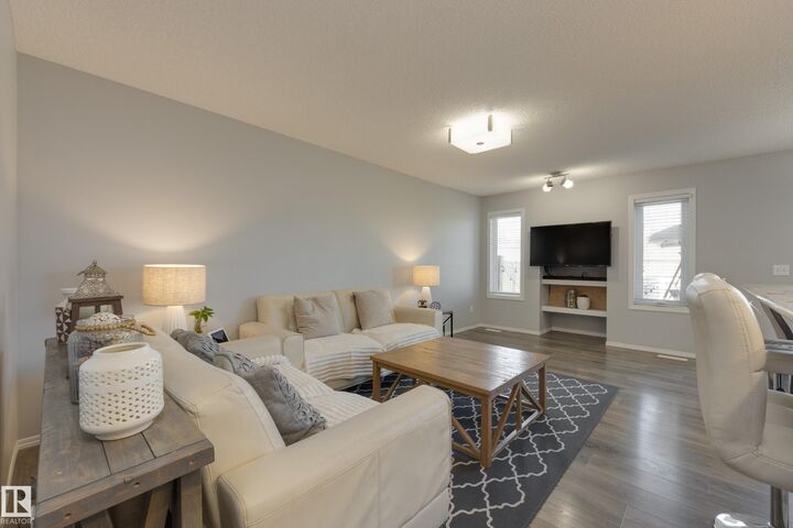 Property Photo:  927 Ebbers Crescent NW  AB T5Y 3V1 