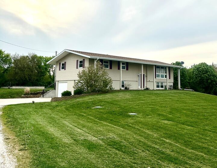 Property Photo:  2607 Nelson Ave  IA 50569 