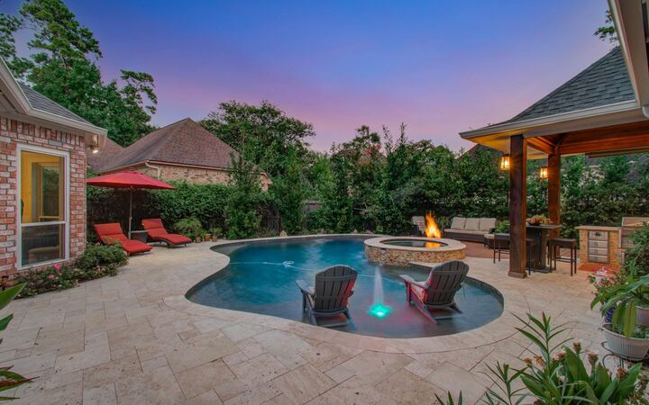 Property Photo: 2 English Glade Court TX 77381