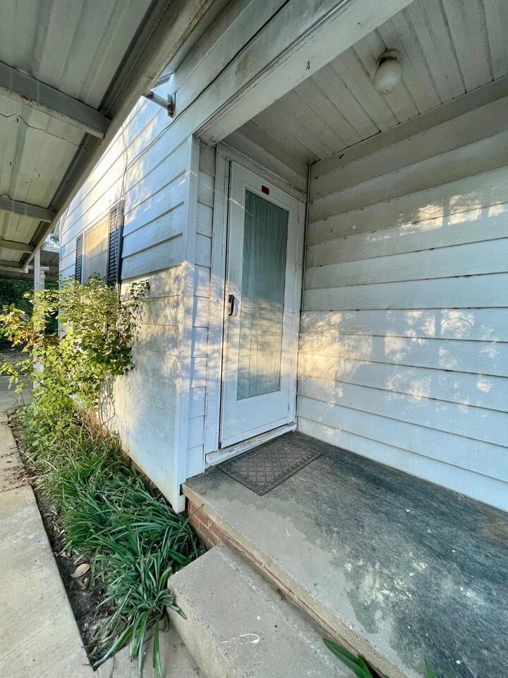 Property Photo:  1222 N 10th Street  TX 75601 