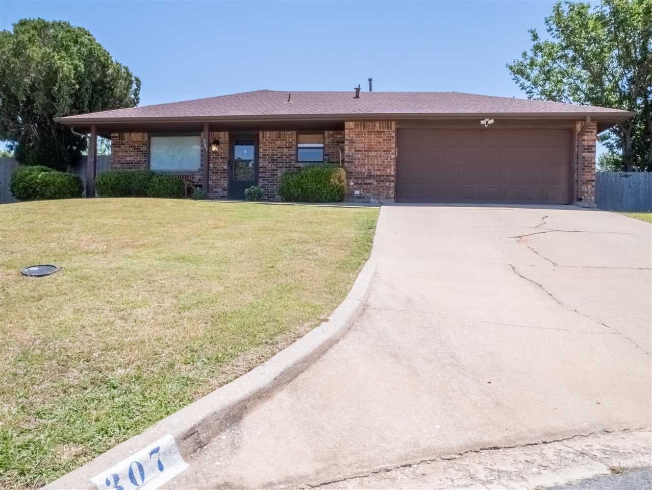Property Photo:  307 NE Skyline Circle  OK 73507 