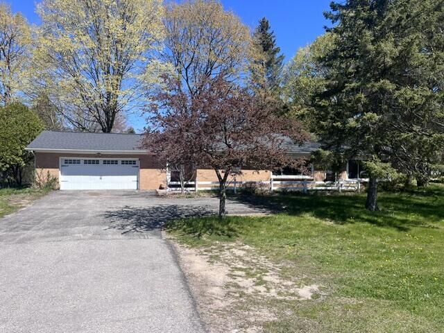 Property Photo:  1056 E Parkdale Avenue  MI 49660 