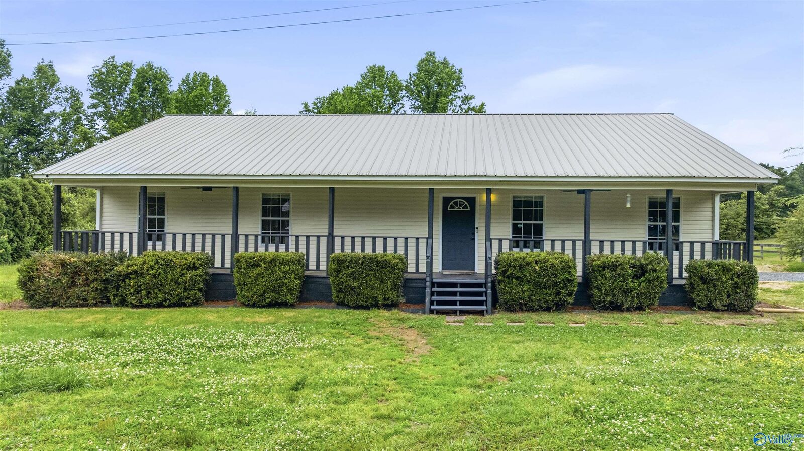 Property Photo:  1211 Thornhill Road  AL 35956 