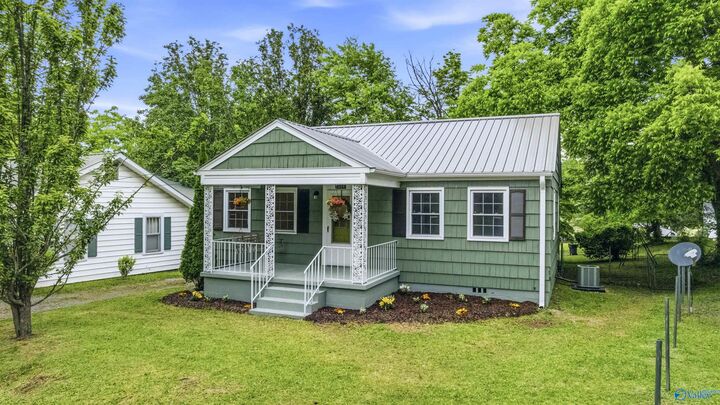 Property Photo:  605 4th Street NE  AL 35967 