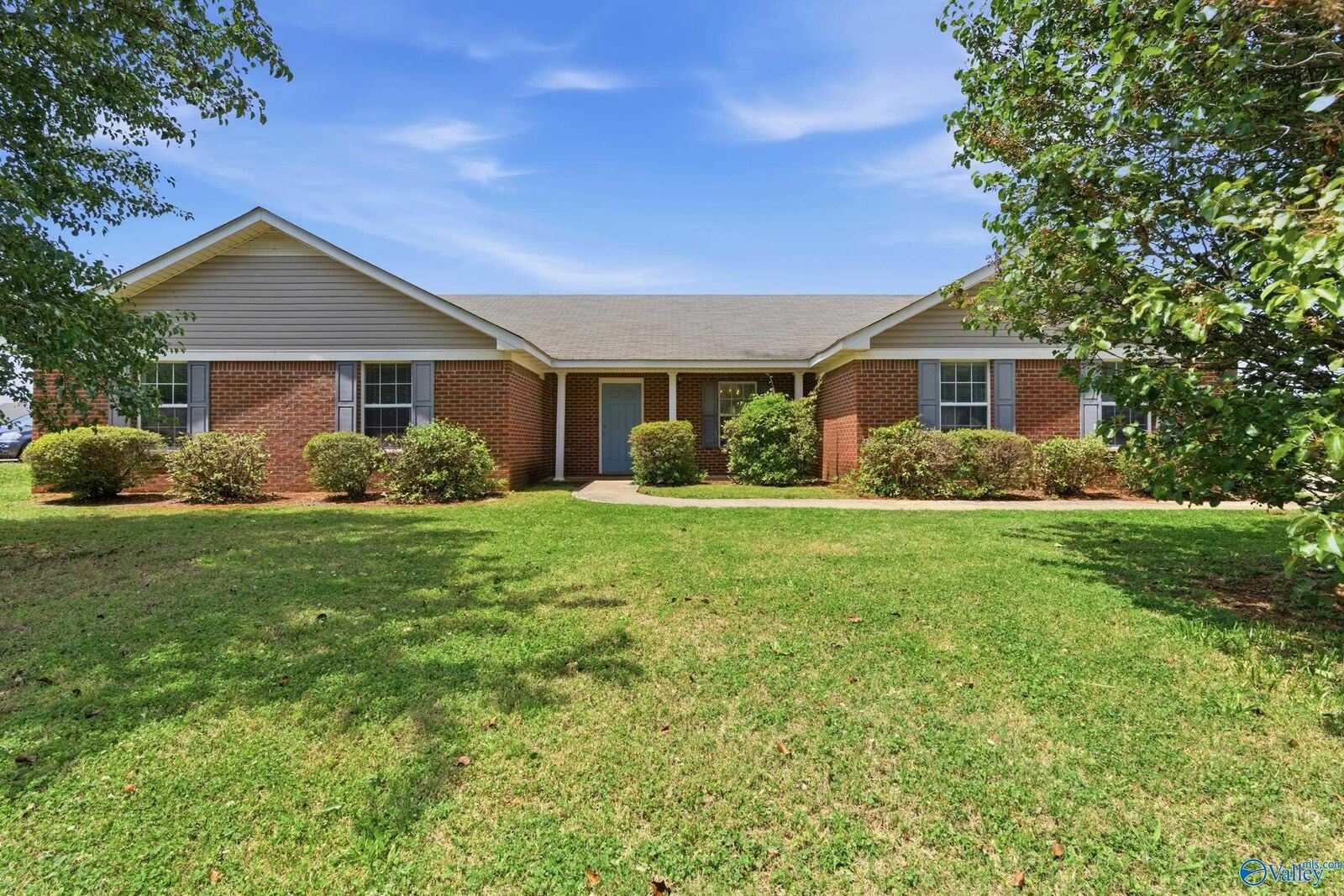 Property Photo:  114 Beaconsfield Drive  AL 35759 