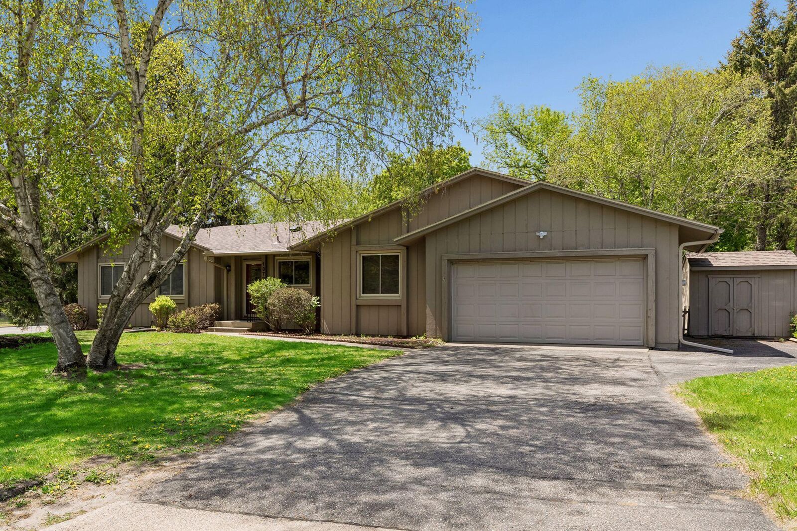 Property Photo: 13720 Oakland Drive MN 55337