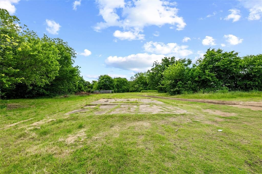 Property Photo: 2512 E Ann Arbor Avenue TX 75216