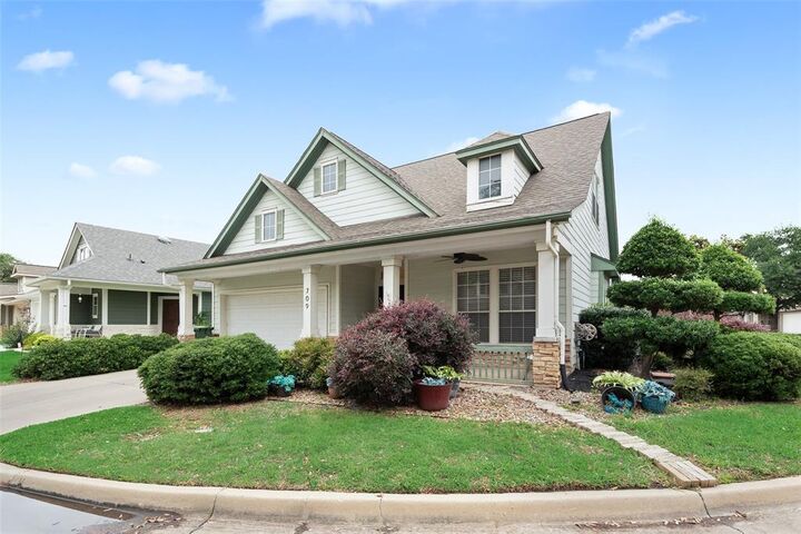Property Photo:  709 Creek Walk Place Place  TX 76015 
