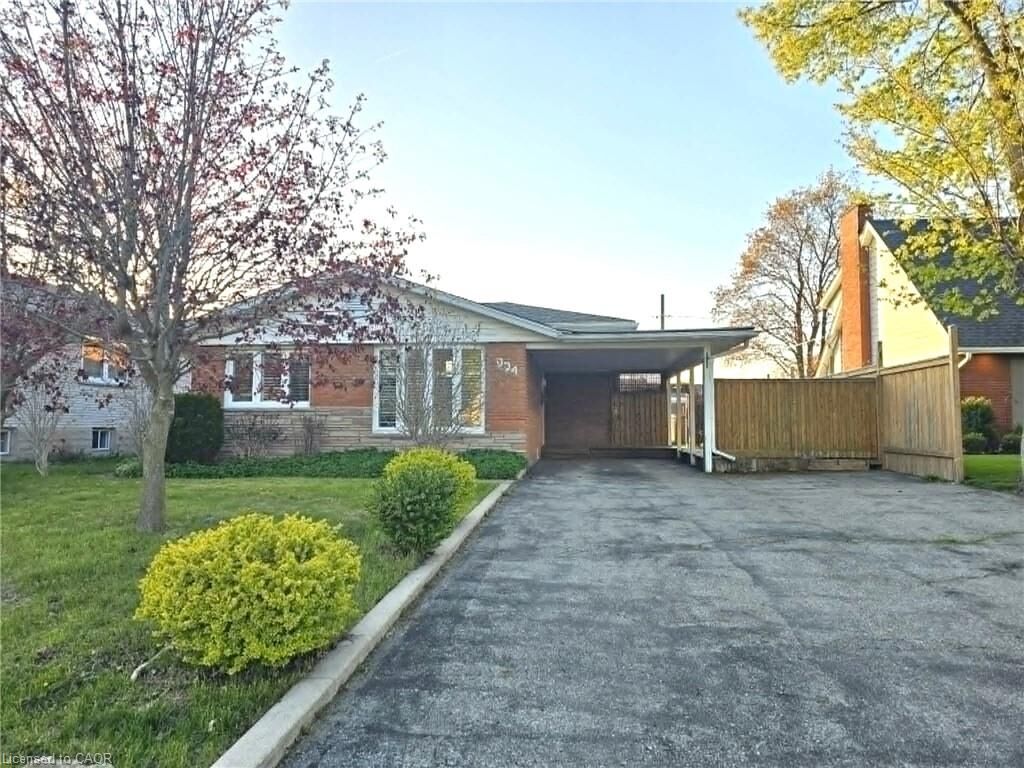 Property Photo:  834 Westminster Drive S Main  ON N3H 1V2 