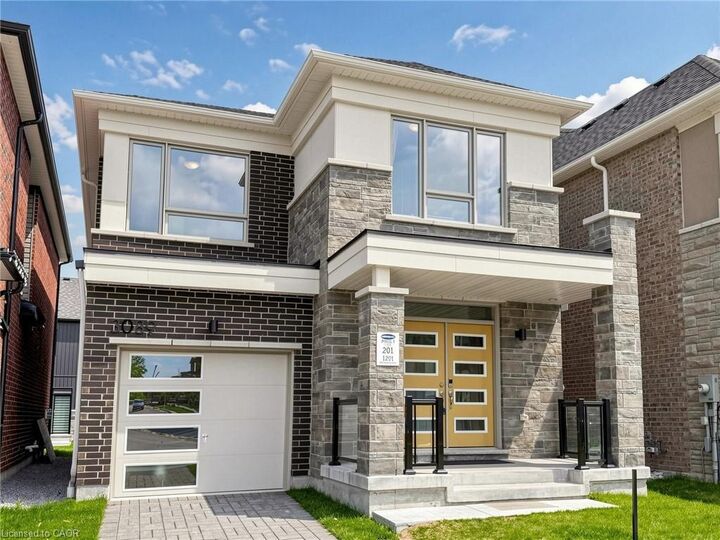 Property Photo:  3089 Blazing Star Avenue  ON L1Y 0B5 