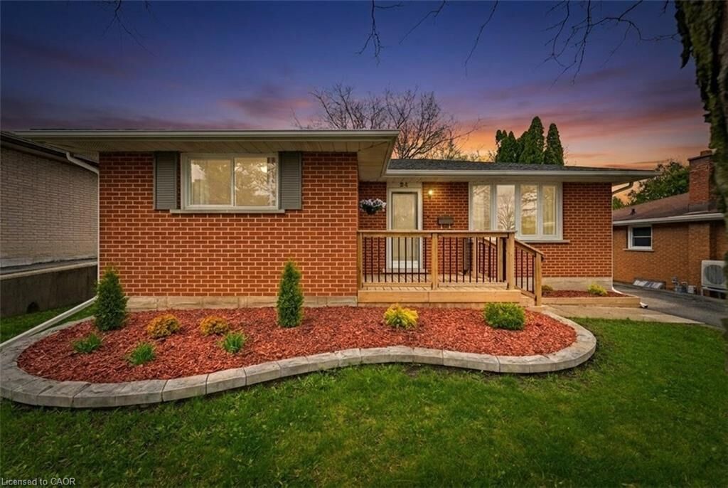 Property Photo:  24 Hillmount Street  ON N2C 2C6 