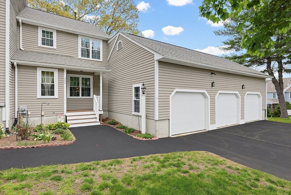 Property Photo:  204 Laurelwood Dr 204  MA 01747 